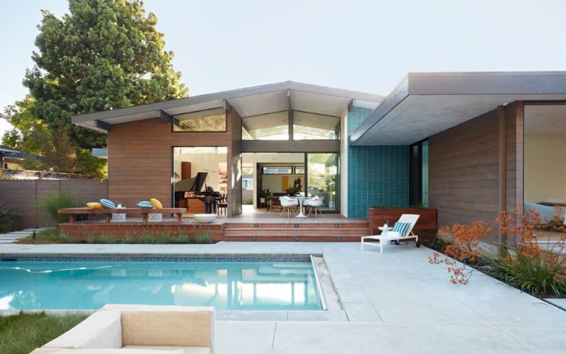 alt: Bản vẽ thiết kế 3D của một căn biệt thự hiện đại có bể bơi, thể hiện rõ các chi tiết kiến trúc và bố trí không gian.