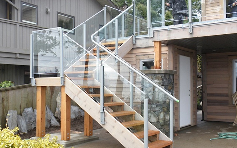 alt text: Mẫu nhà hai tầng với cầu thang ngoài trời xoắn ốc bằng sắt, tạo điểm nhấn kiến trúc độc đáo.