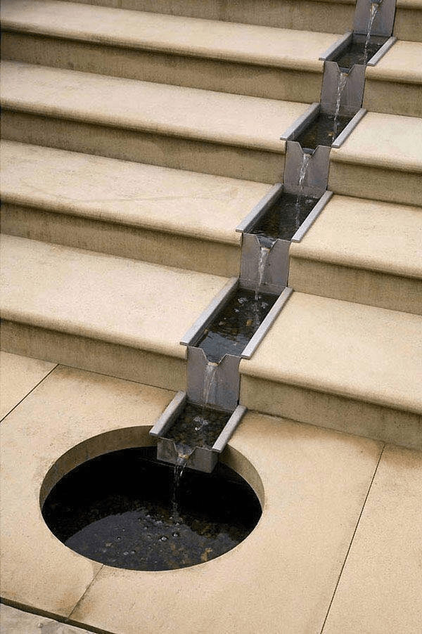 Cầu thang ngoài trời kết hợp tiểu cảnh nước