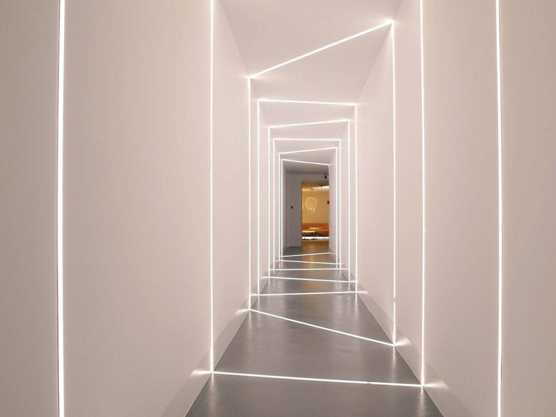 Hành lang với đèn trang trí và gỗ