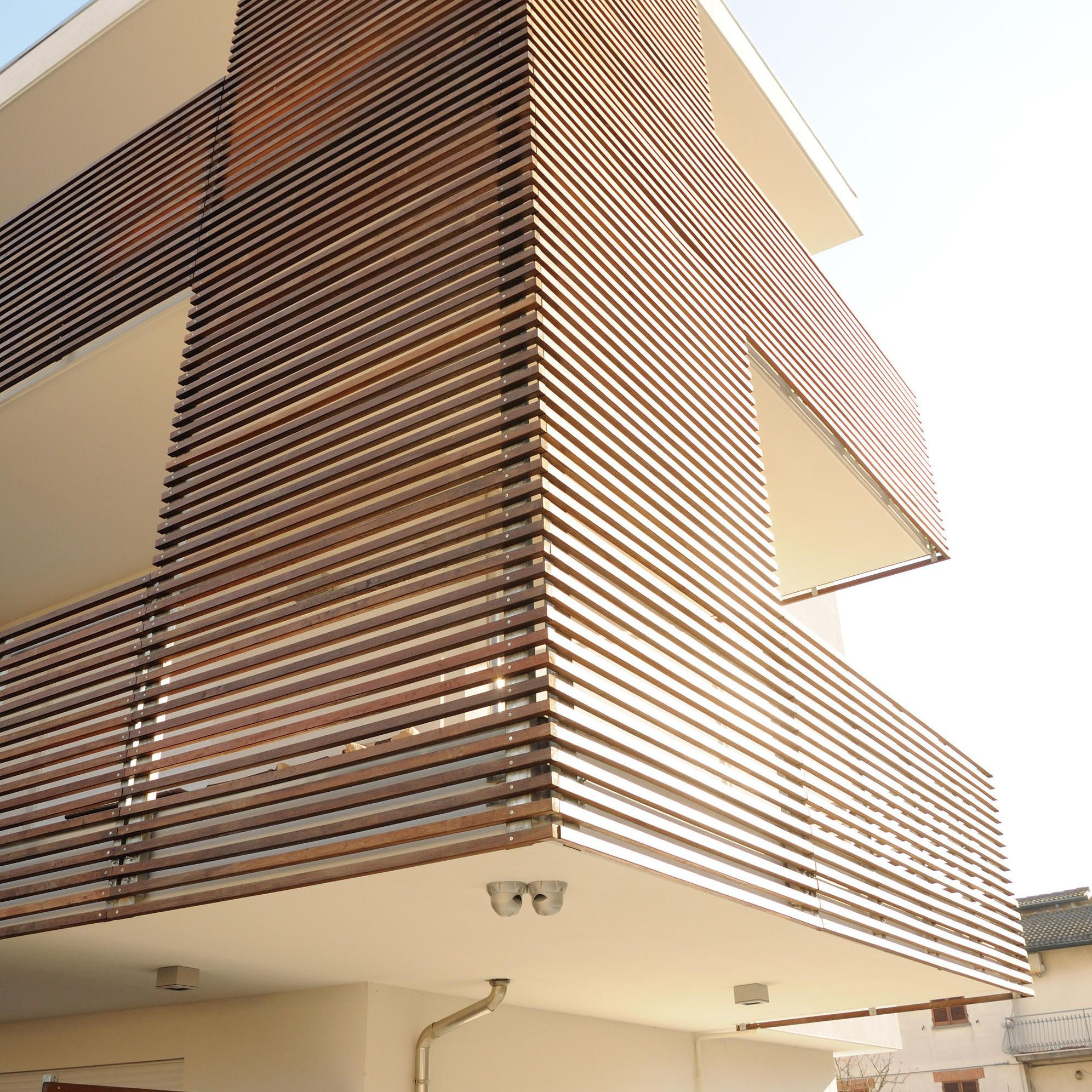 Có nên thi công lắp đặt lam chắn nắng cho nhà phố hay không