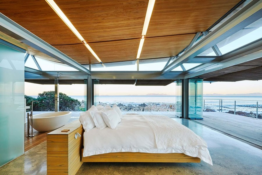 Phòng tắm sang trọng với bồn tắm kính