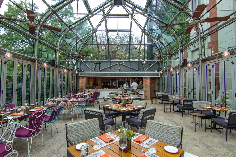 Thiết kế nội thất khách sạn với kính